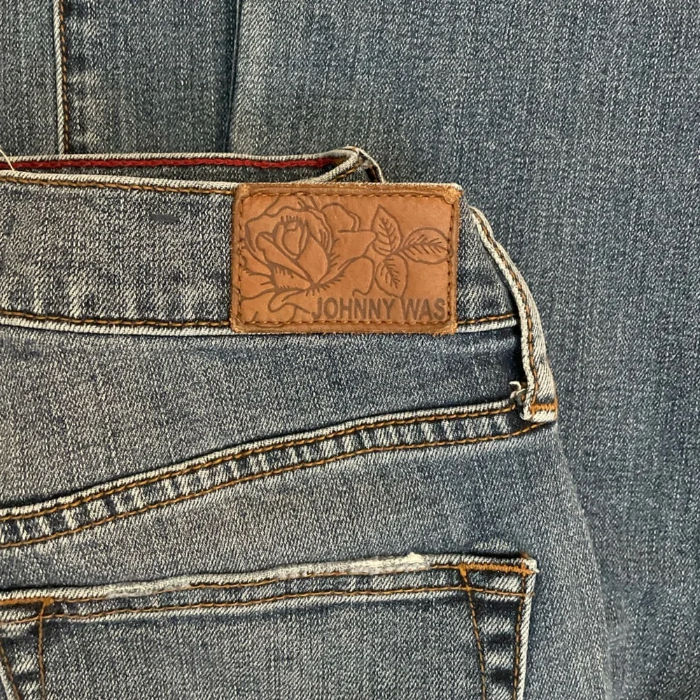 Johnny Was Distressed Blue Ankle Jeans - Picture 2 of 4